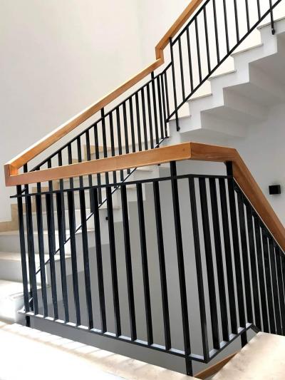 Lan can cầu thang tại Quận 1